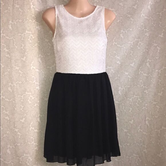 Speechless Chevron Lace Top Contrast Dress - Picture 4 of 8